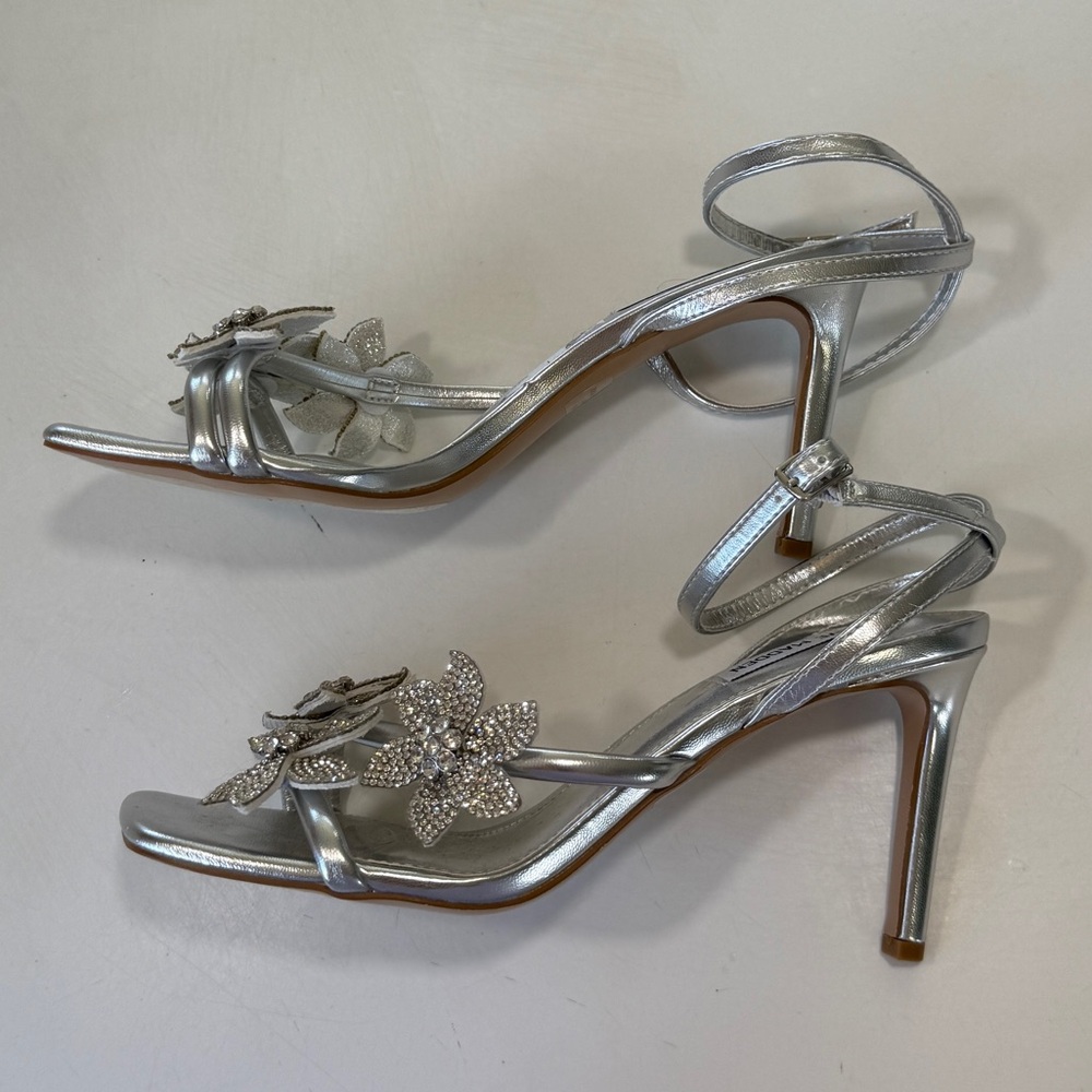 Steve Madden Metallic Silver Flower Embellished Rhinestone Heels Square Sz 8.5 - Picture 6 of 9